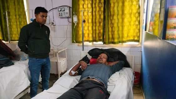 अनशनकारियों को छठे दिन पुलिस ने किया गिरफ्तार, आर्यन को इलाज के लिए भेजा अस्पताल