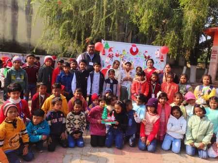 बच्चों ने बनायी क्रिसमस ट्री व प्रभु यीशु की आकर्षक चरनी