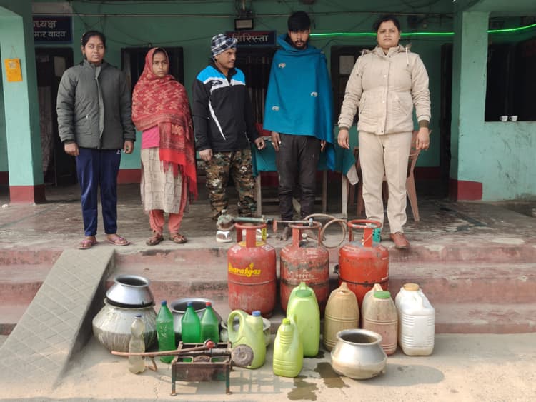 78 लीटर देसी चुलाई शराब समेत उपकरण बरामद, दो तस्कर गिरफ्तार