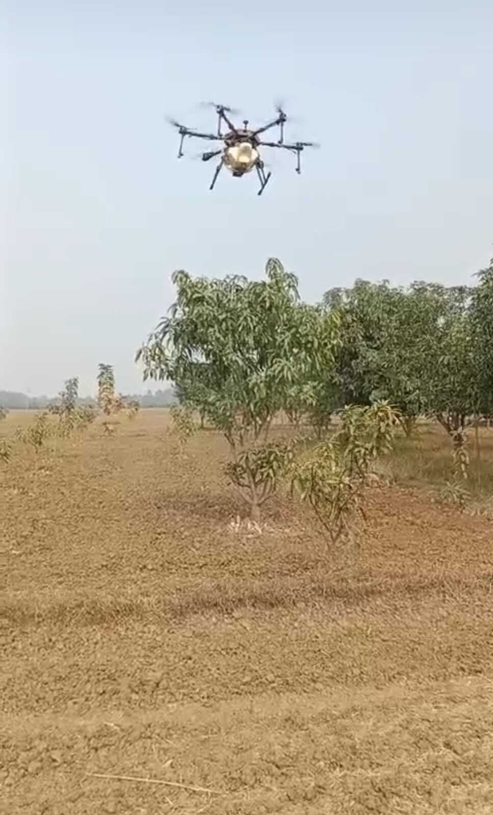 ड्रोन से कीटनाशक दवा छिड़कने वाला प्रखंड का पहला गांव बना भिखनपुर