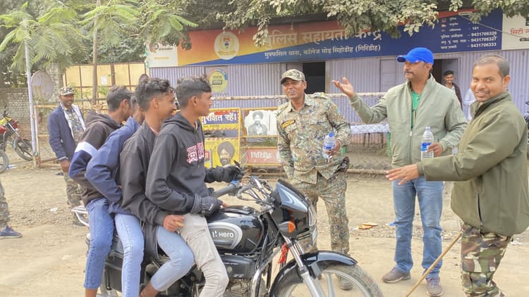 Giridih News: पुलिस ने अभियान चलाकर की वाहनों की जांच की