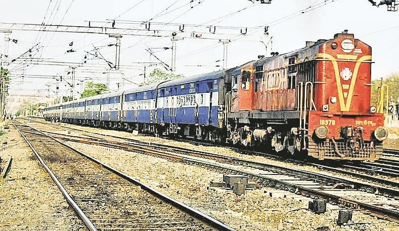 Dhanbad News : नये साल में धार्मिक व पर्यटन स्थल जाने वाली ट्रेनों में सीट मिलना मुश्किल