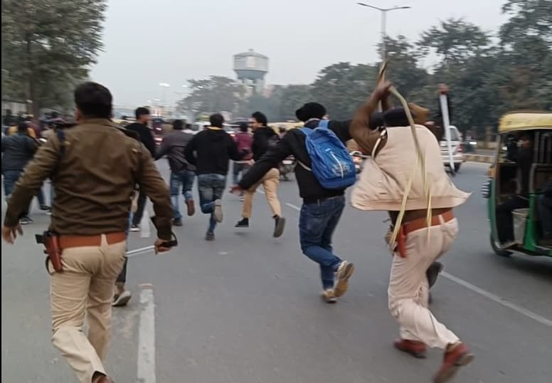 Patna News : बीपीएससी कार्यालय के बाहर प्रदर्शन कर रहे अभ्यर्थियों पर लाठीचार्ज