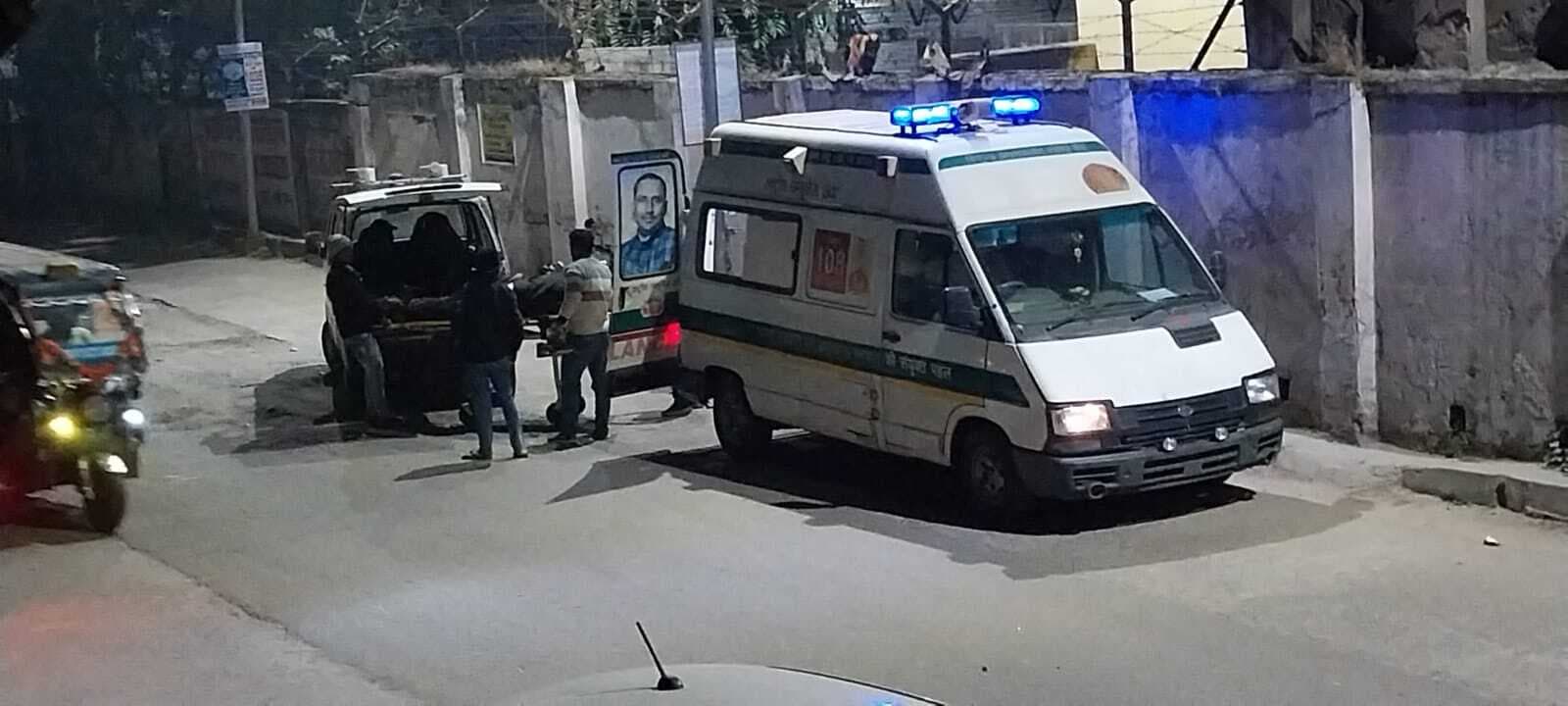 Dhanbad News: घायल को निजी एंबुलेंस में किया शिफ्ट, 108 के चालक व इएमटी को शो-कॉज