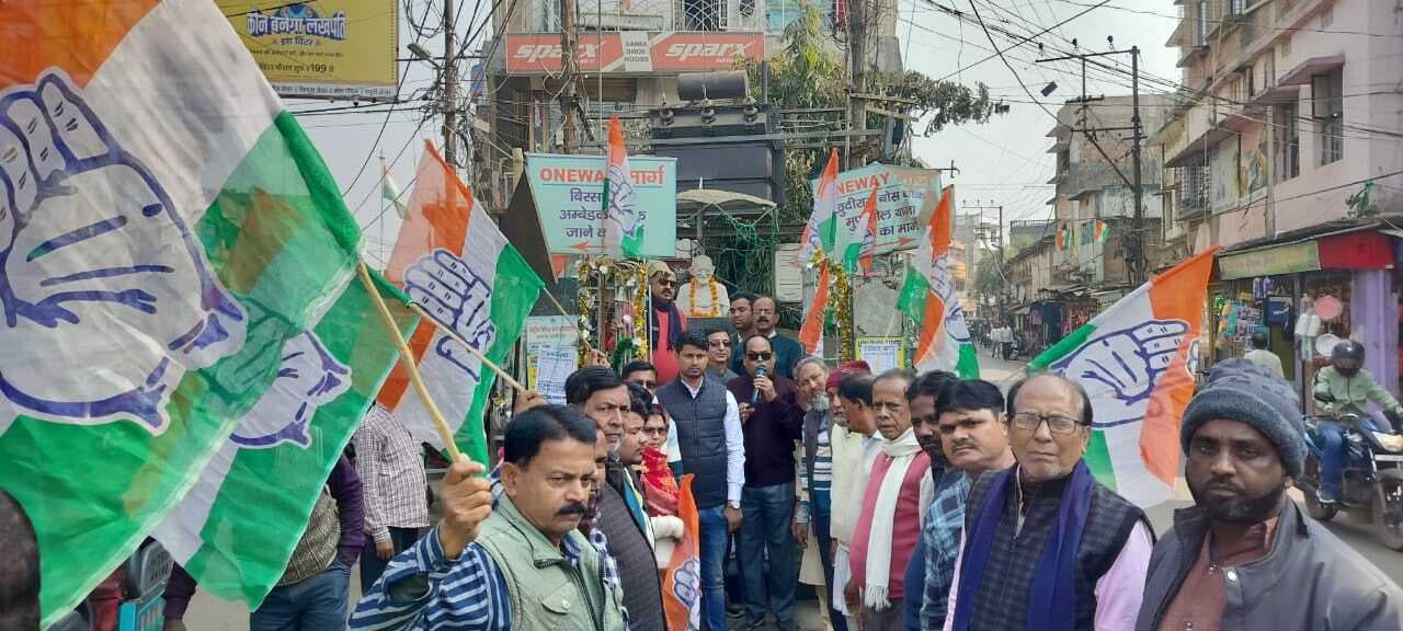 कांग्रेसियों ने महात्मा गांधी की प्रतिमा को किया नमन