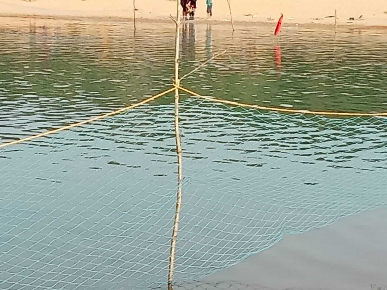 पंडिपुरिंग जलप्रपात में खतरे वाली जगहों पर लगी बैरिकेडिंग