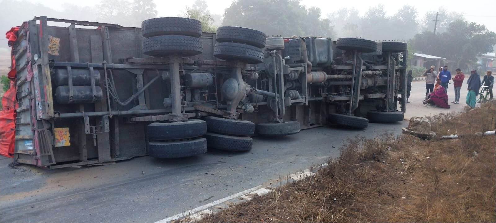 Accident : धान लदा ट्रक पलटा, बाल-बाल बच गये चालक व खलासी