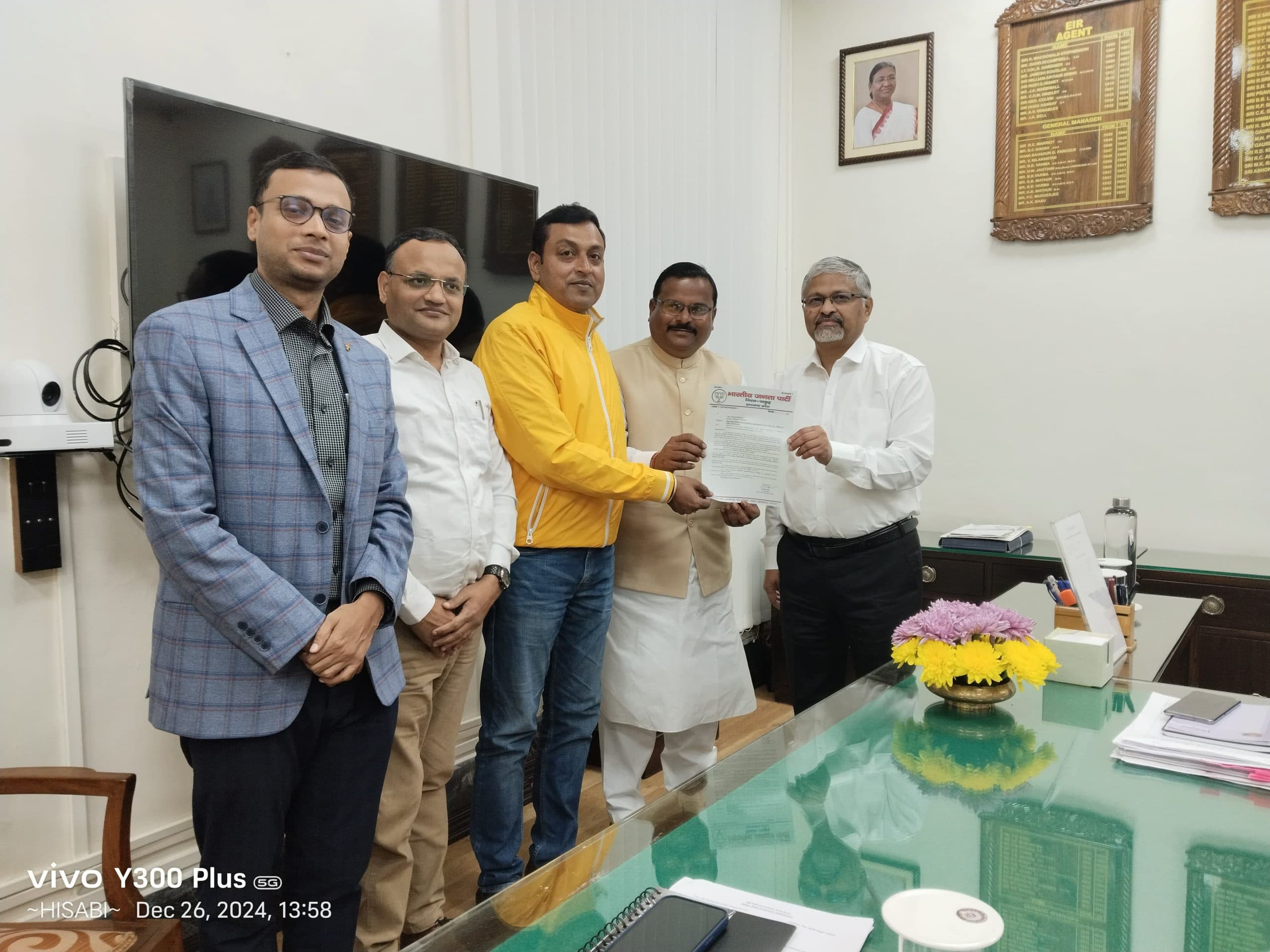 ईजरप्पा ने ईशाकपुर रेल फाटक पर आरओबी निर्माण के लिए सौंपा ज्ञापन