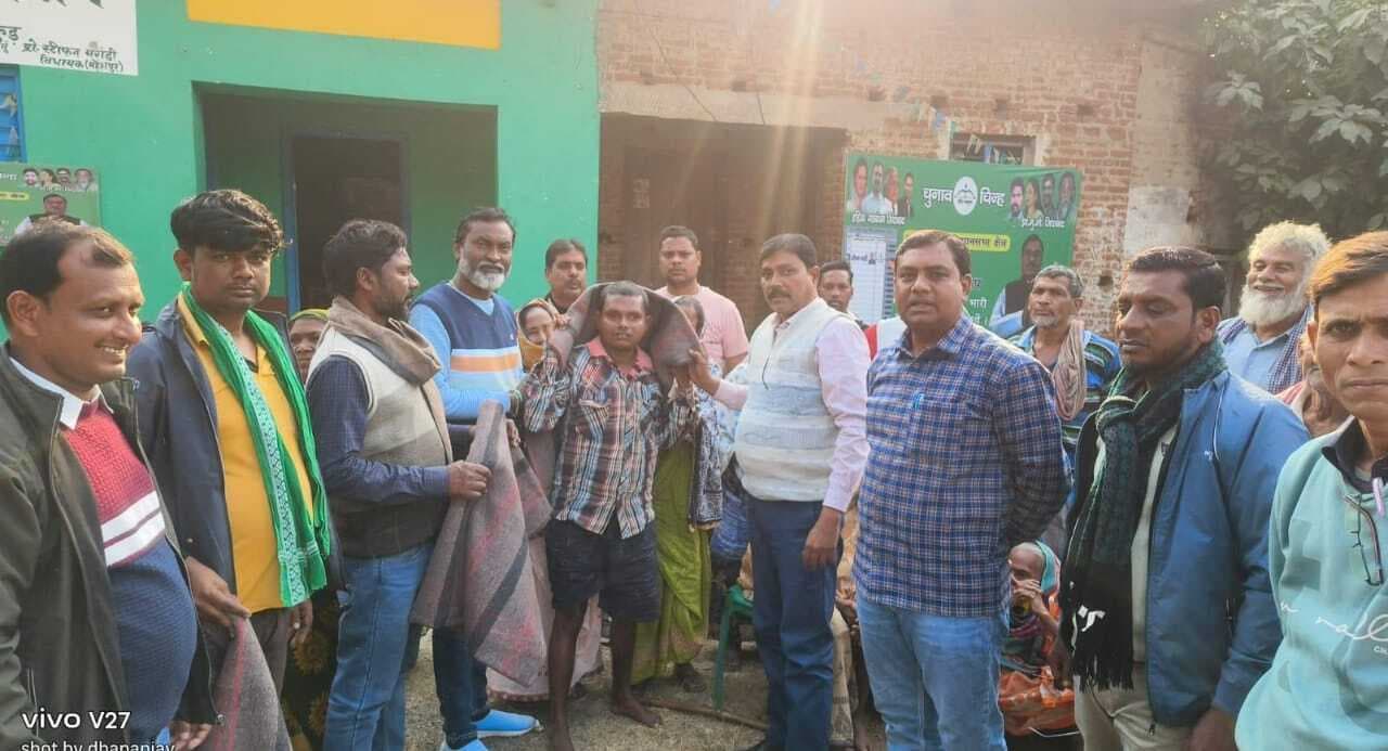 झामुमो ने 152 असहायों के बीच कंबल का किया वितरण