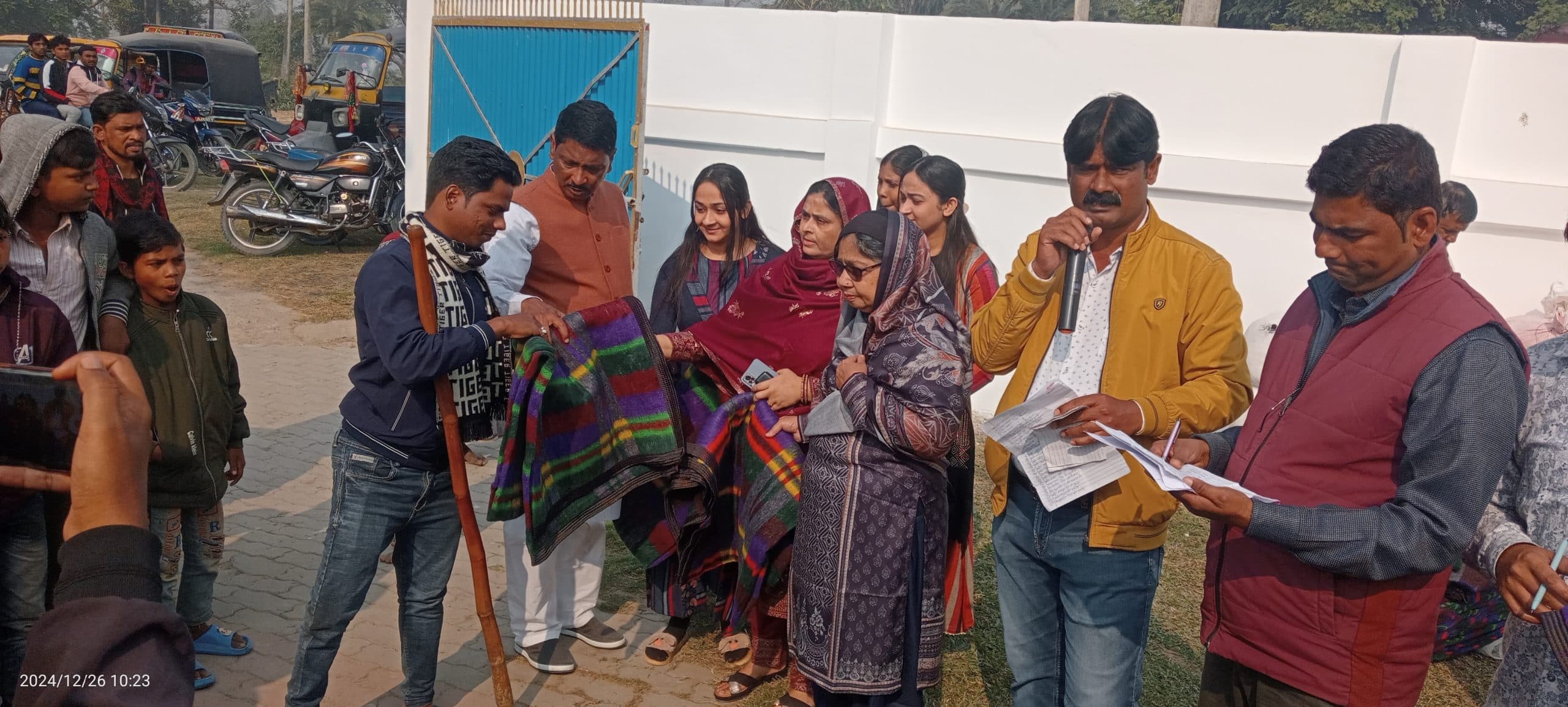 मुखिया ने जरूरतमंदों के बीच बांटे कंबल