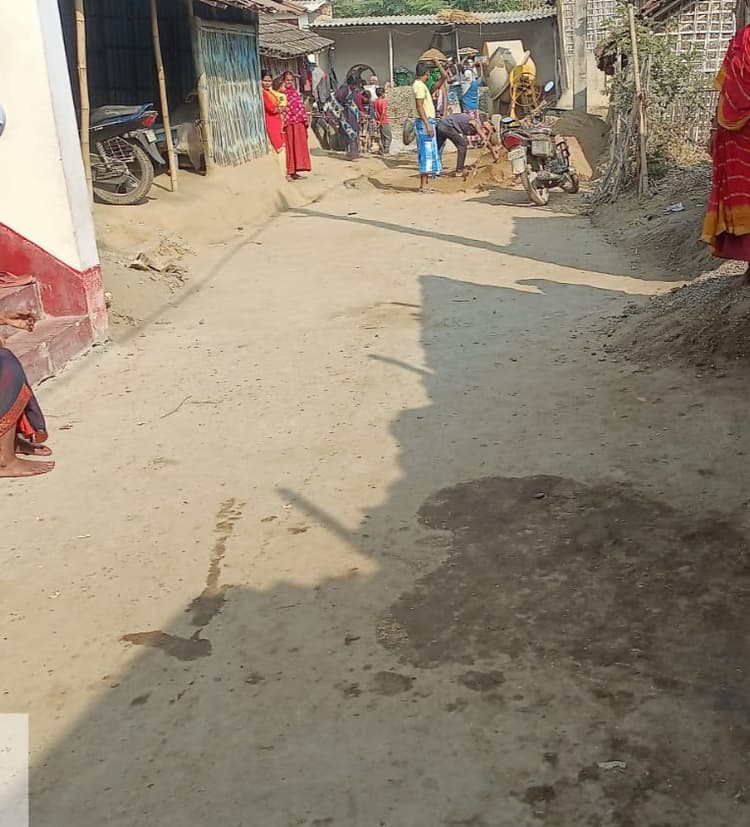 उपमुखिया ने सड़क निर्माण में अनियमितता की शिकायत विधायक से की