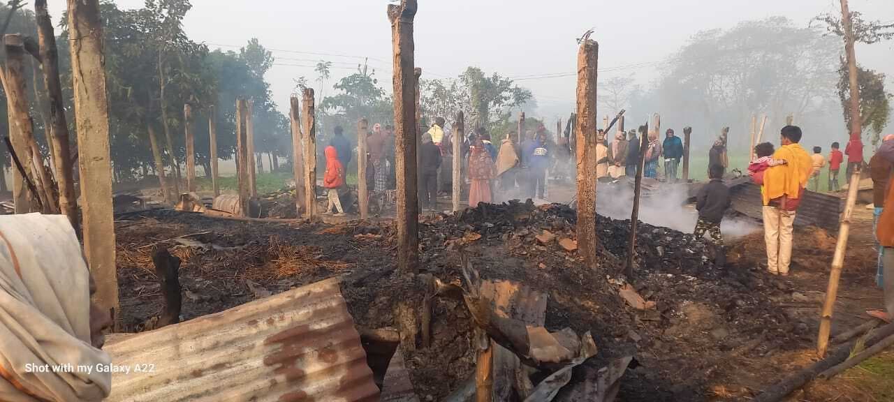 आग से पांच घर जले, लाखों का नुकसान