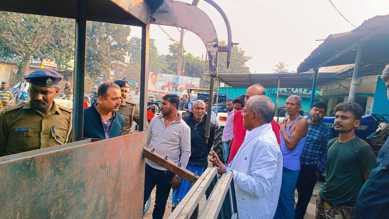 जिला परिवहन विभाग का जुगाड़ गाड़ी पर प्रहार, जुगाड़ गाड़ी बनाने वाले इंजीनियरिंग वर्क्स को दिया