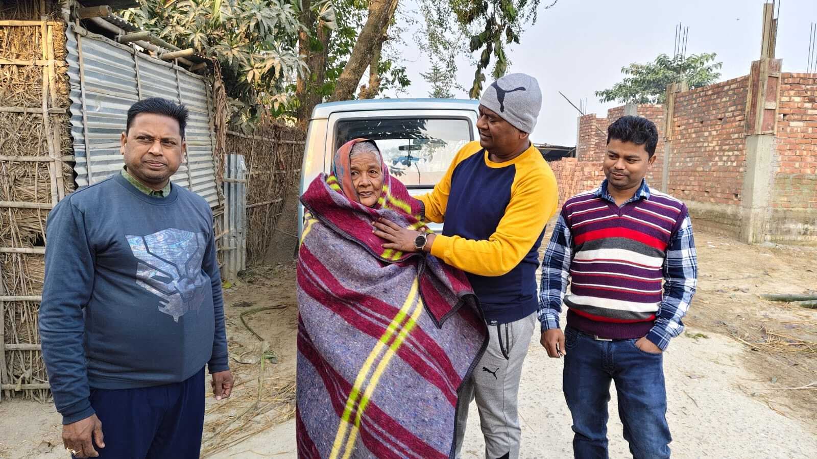 डोर टू डोर पहुंच बीडीओ ने 50 गरीब- नि:सहाय लोगों को दिया कंबल