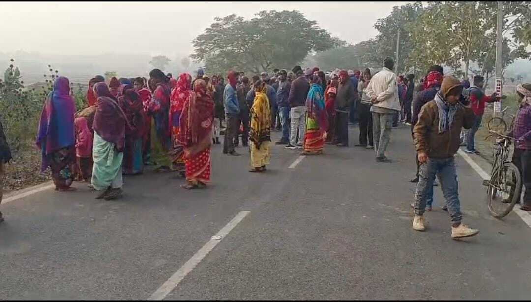 Deoghar news : टोटो की चपेट में आने से राहगीर की मौत, आक्रोशित ग्रामीणों ने किया सड़क जाम