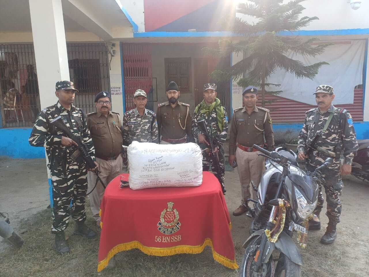 28.5 किलो गांजा के साथ दो बाइक जब्त, तस्कर फरार