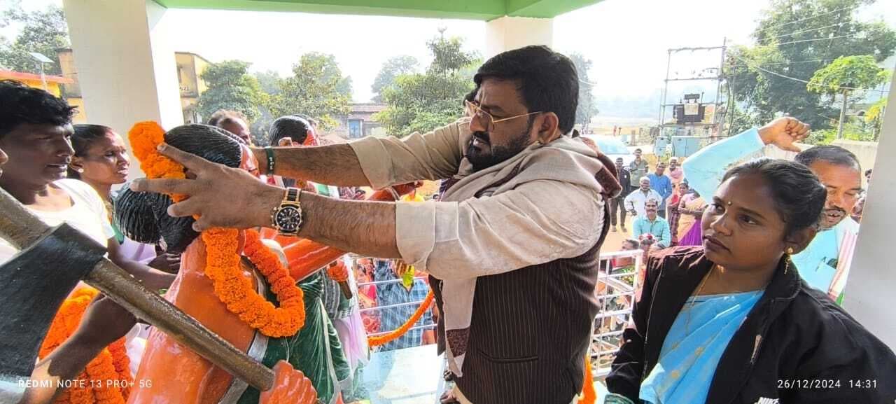 Deoghar news : संथाल हूल की वीरांगना फूलों-झानों की प्रतिमा का मंत्री ने  किया अनावरण
