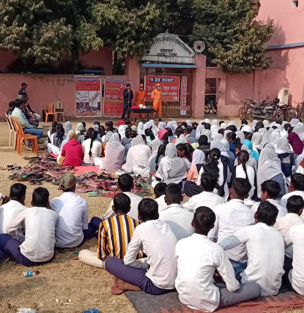 एनडीआरएफ टीम ने विभिन्न आपदाओं से बचाव के लिए स्कूली बच्चों को दी जानकारी
