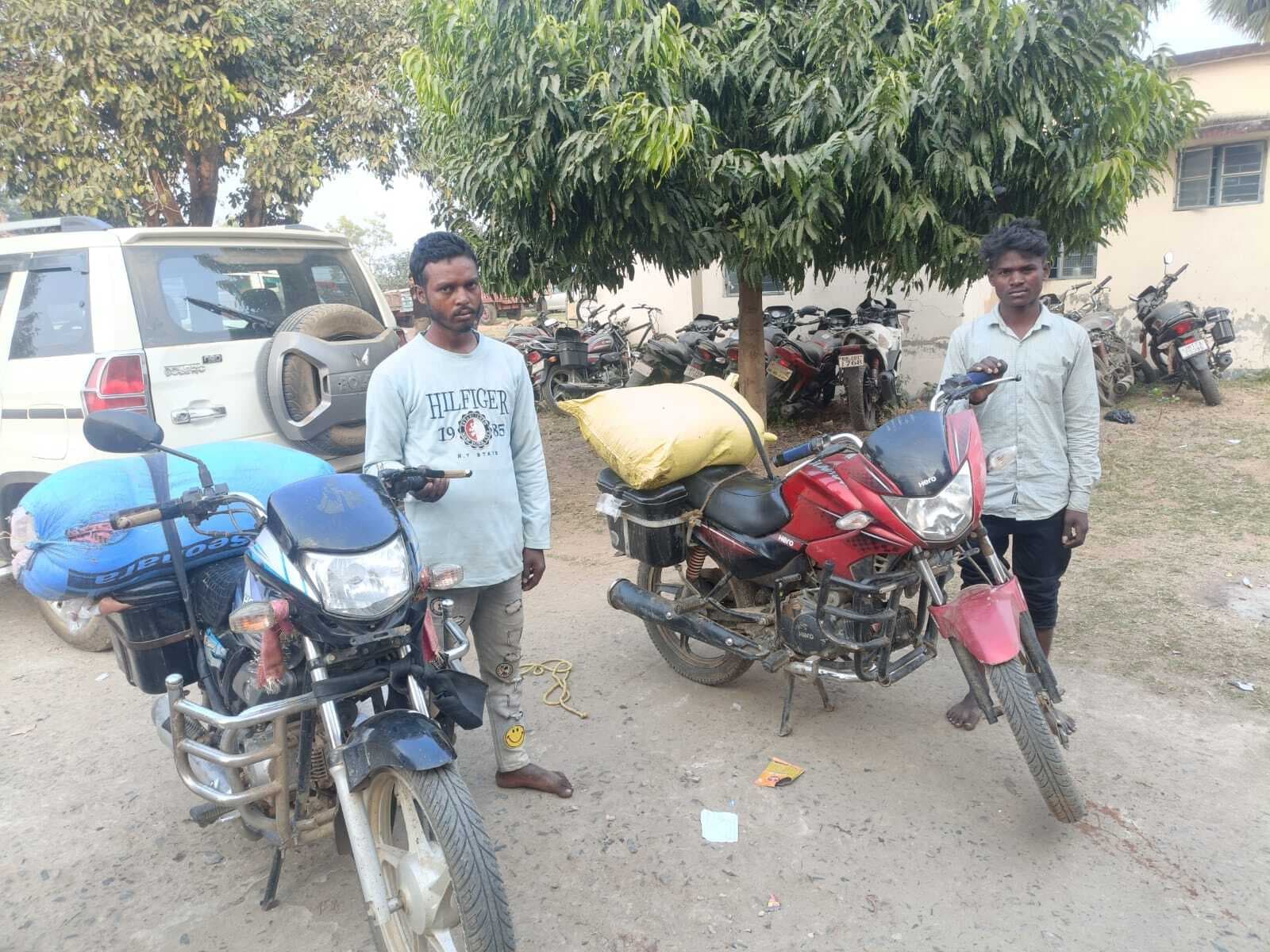 धोरैया पुलिस ने 400 लीटर देसी शराब के साथ दो तस्कर को किया गिरफ्तार, दो बाइक जब्त