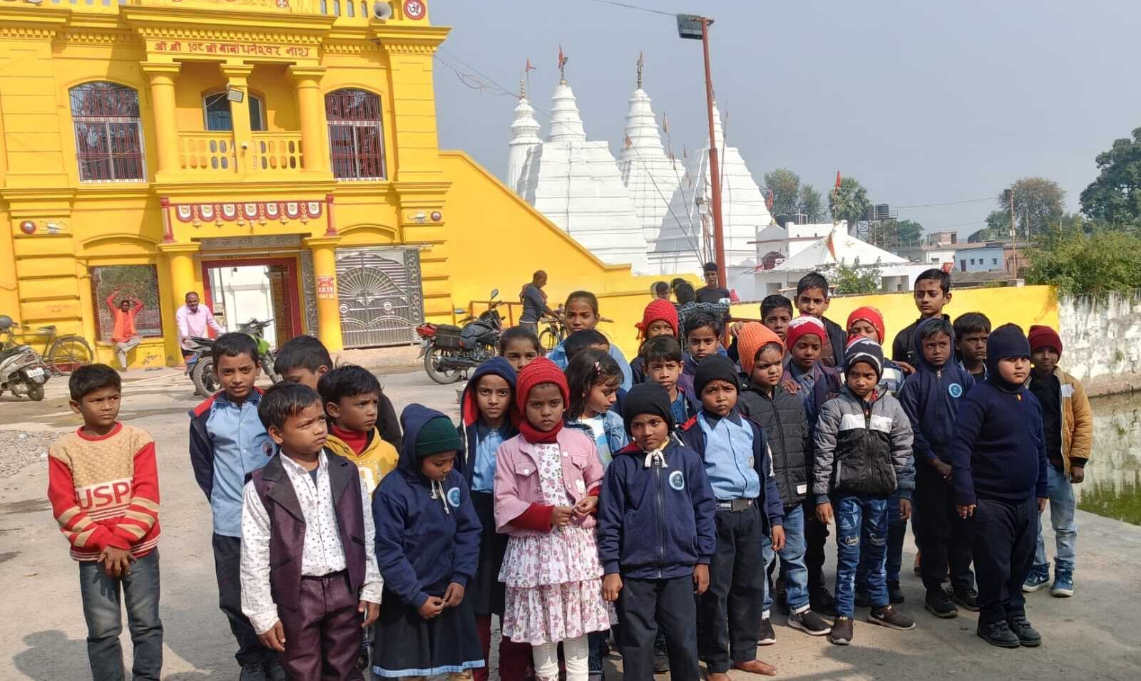 स्कूली बच्चों ने बाबा धनेश्वर नाथ का किया दर्शन