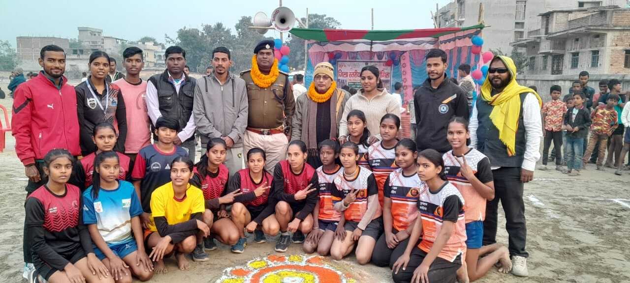 कबड्डी बालक/बालिका प्रतियोगिता में सन्हौली विजेता तथा माड़र व संसारपुर बना उपविजेता