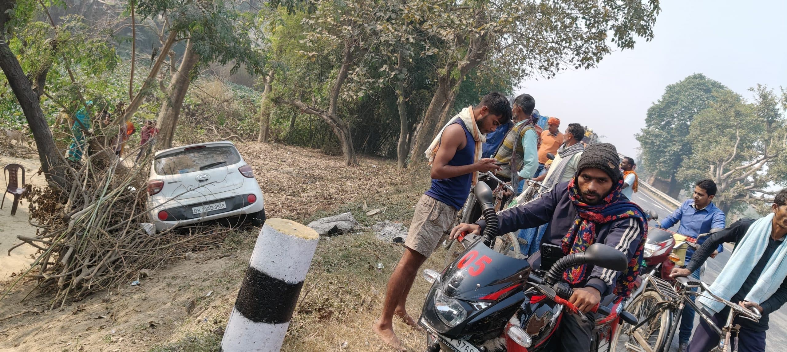 डिवाइडर तोड़ गड्ढे में गिरी कार बाल-बाल बचे सवार