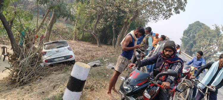 डिवाइडर तोड़ गड्ढे में गिरी कार बाल-बाल बचे सवार