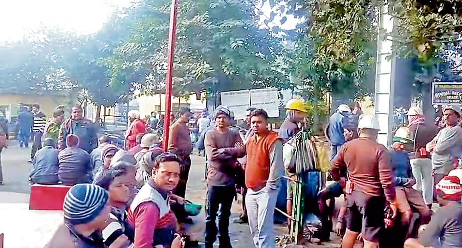 सैकड़ों बीघे की जमीन पानी में समायी, ग्रामीणों ने बंद किया कोयला खदान में उत्पादन