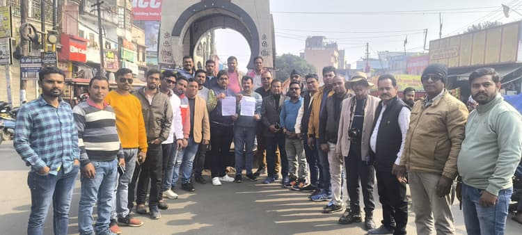 Giridih News: अवैध वसूली को ले संवेदक पर प्राथमिकी दर्ज करने की मांग