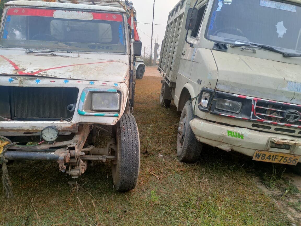 Giridih News: माइका लदा दो पिकअप वाहन जब्त