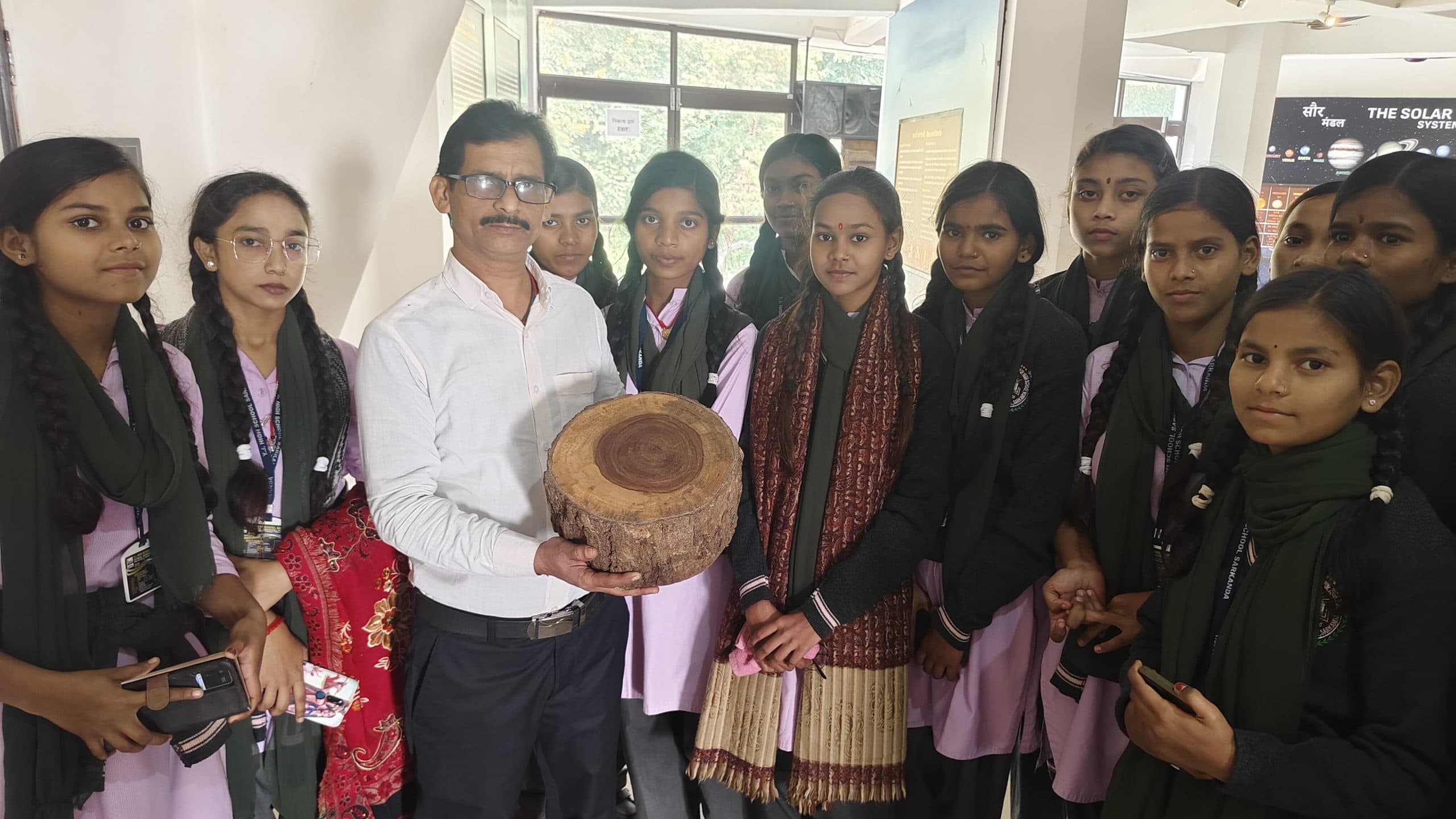 फॉसिल्स पार्क में पिकनिक का आनंद उठाने पहुंच रहे लोग