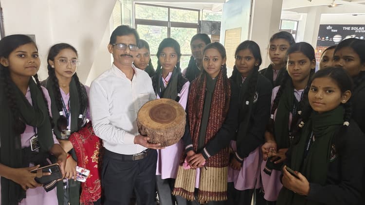 फॉसिल्स पार्क में पिकनिक का आनंद उठाने पहुंच रहे लोग