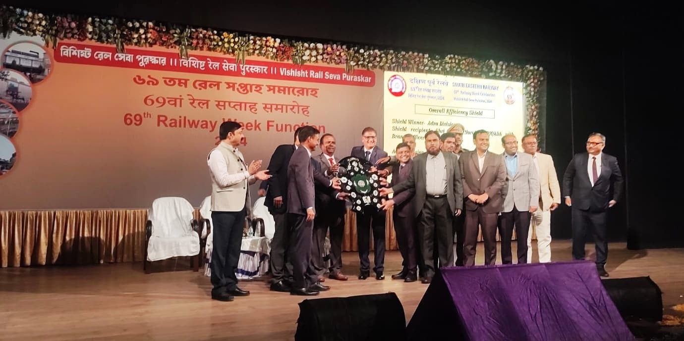 Chaibasa News : उत्कृष्ट सेवा के लिए दपू रेलवे के 82 रेलकर्मी सम्मानित