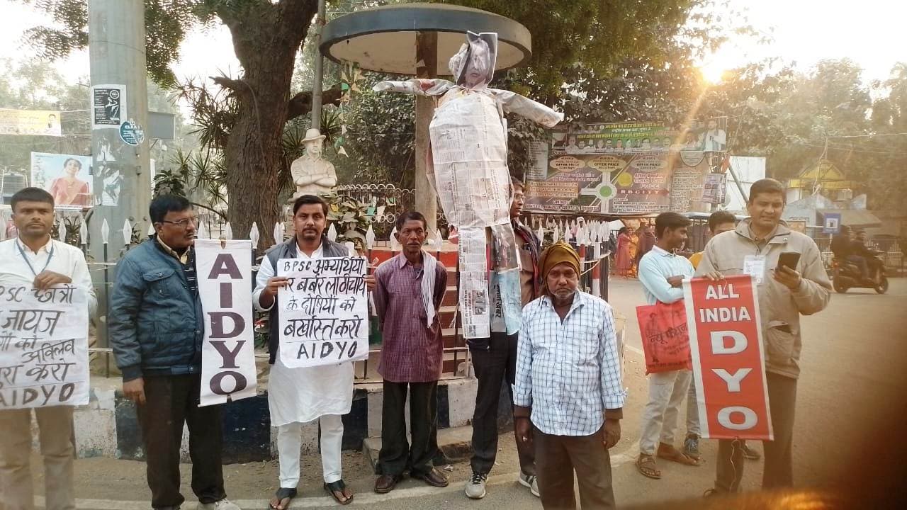 Munger news : बीपीएससी अभ्यर्थियों पर लाठीचार्ज के विरोध में मुख्यमंत्री का पुतला फूंका