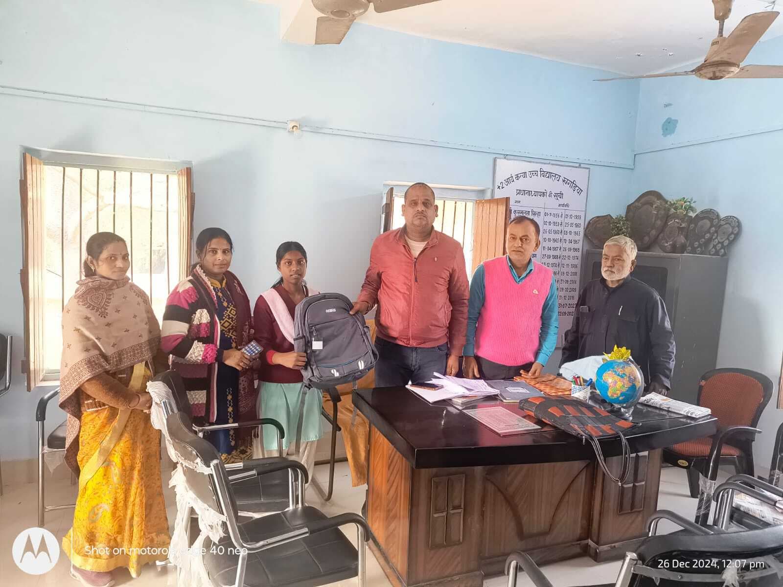 आर्य कन्या उच्च विद्यालय की छात्रा को कमेटी के सचिव ने किया सम्मानित