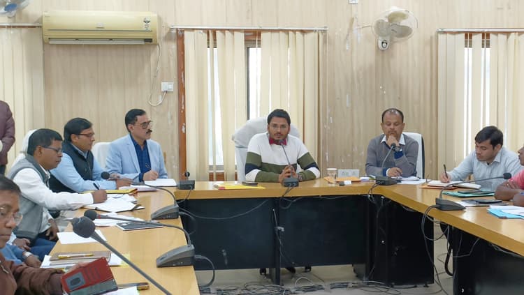 Madhubani News : पूरी गुणवत्ता के साथ समय से योजनाओं का काम करें पूरा : डीएम