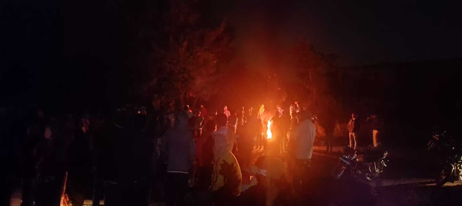 Dhanbad News : हादसे में घायल की मौत के बाद हंगामा, शव के साथ धनबाद-बोकारो रोड को किया जाम