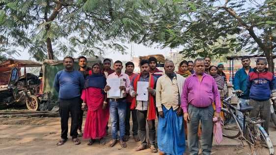 फुटपाथी दुकानदारों ने कार्यपालक पदाधिकारी को दिया आवेदन