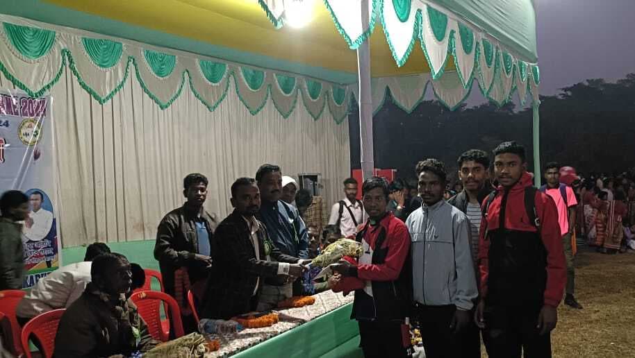 East Singbhum News : एनसीबी चाकुलिया को हरा हेम्ब्रोम ब्रदर्स की टीम बनी विजेता