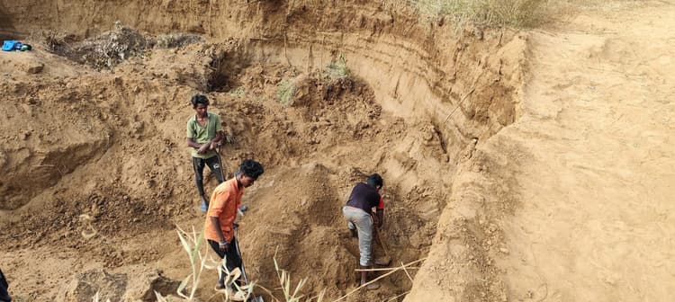 East Singhbhum News : भट्ठा संचालक ने मिट्टी खनन कर बना दिया सुरंग, धंसने से हो सकता है बड़ा हादसा