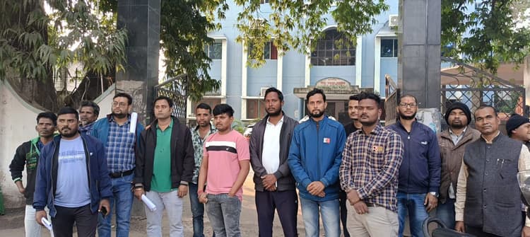 Seraikela News : सरायकेला नपं के दैनिक व संविदा कर्मी आज से हड़ताल पर, सफाई कार्य होगा प्रभावित