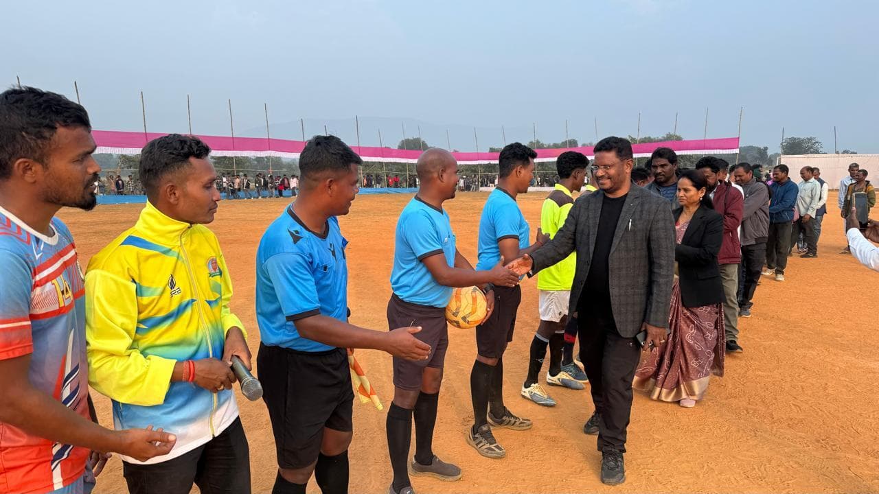 Seraikela News : जीत स्पोर्टिंग पोड़ाडीह को हराकर गरीना एफसी चैंपियन