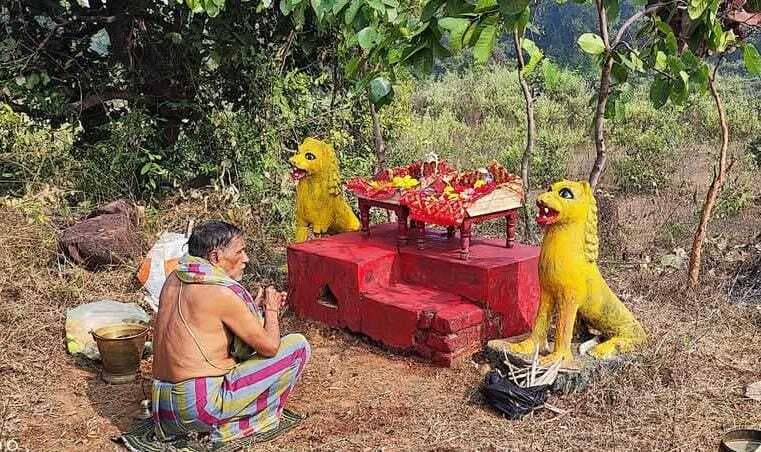 Seraikela News : खरसावां में सोना नदी के तट पर मां त्रिपुर सुंदरी ने भक्तों के साथ किया वनभोज