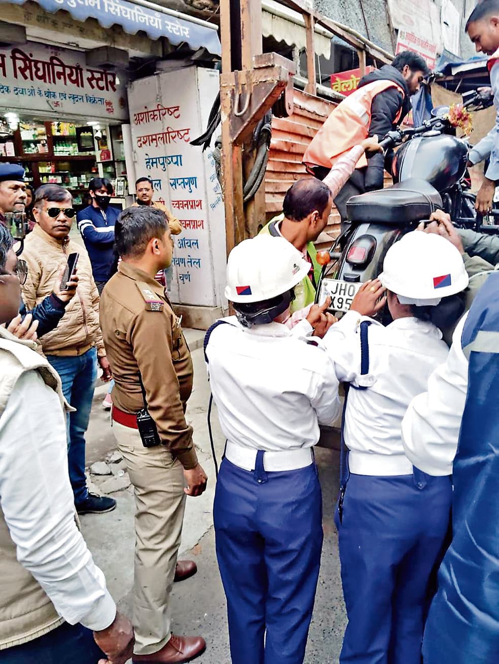 Ranchi news : अपर बाजार में चला अतिक्रमण हटाओ अभियान, ठेला व वाहन जब्त