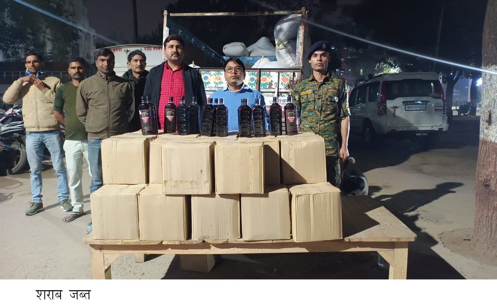 भूसा लदे पिकअप से बरामद हुई साढ़े तीन लाख की शराब, चालक फरार