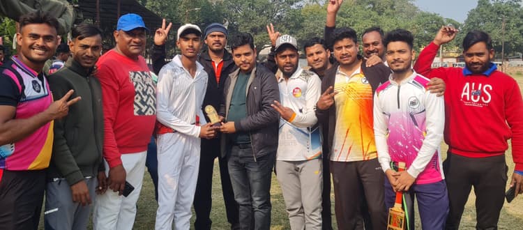 Dhanbad News :राजगंज के बिट्टू ने एक ओवर में लगाये छह छक्के