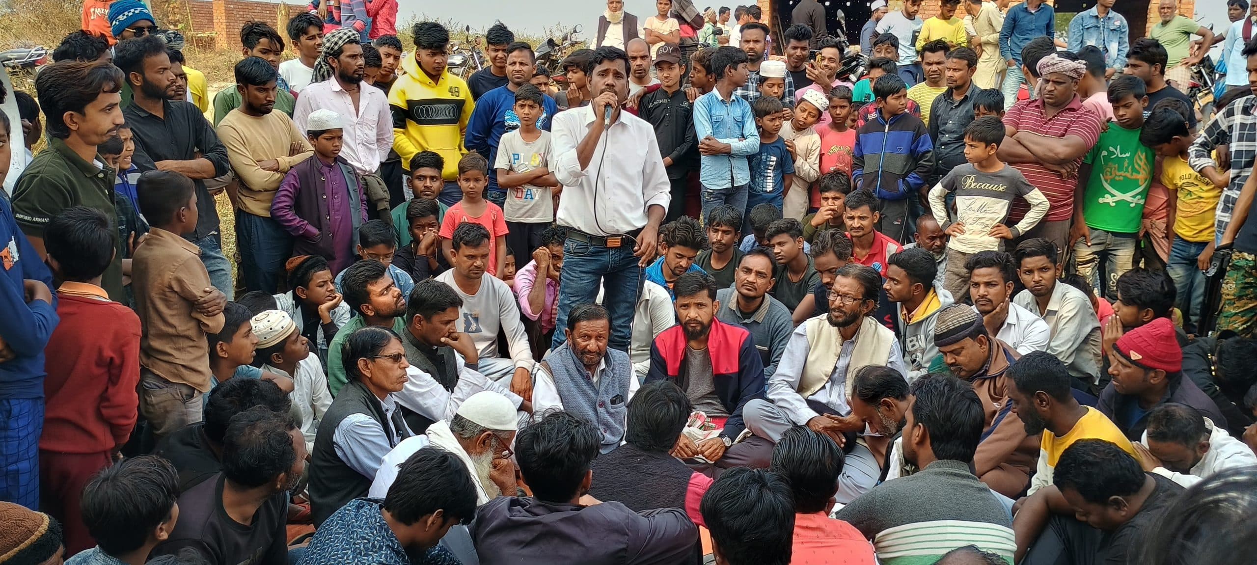 Dhanbad News : दुर्गंध फैलने से ग्रामीणों ने केजी स्पिरिट के खिलाफ प्रदर्शन