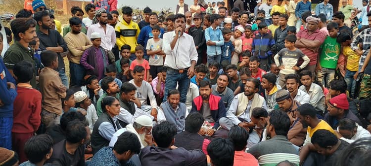 Dhanbad News : दुर्गंध फैलने से ग्रामीणों ने केजी स्पिरिट के खिलाफ प्रदर्शन