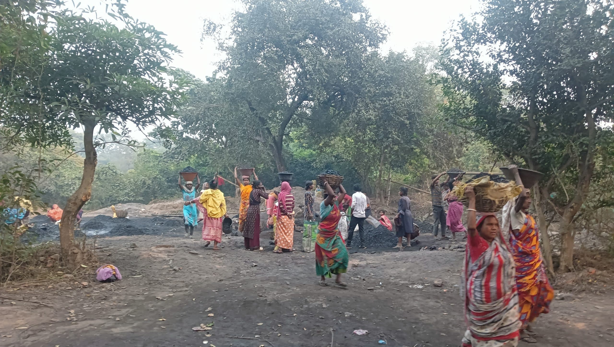 Dhanbad News :सिक्युरिटी टीम ने भारी मात्रा में जब्त किया कोयला, अधिकांश लूट ले गयीं महिलाएं