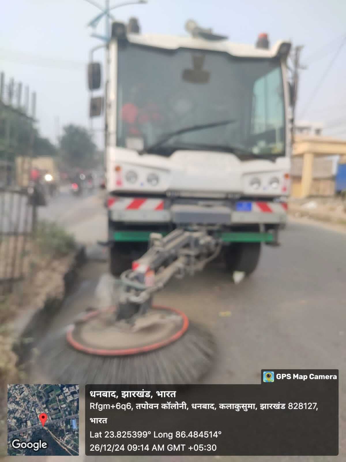 Dhanbad News:निगम ने स्वीपिंग मशीनों से शुरू की सड़कों की सफाई